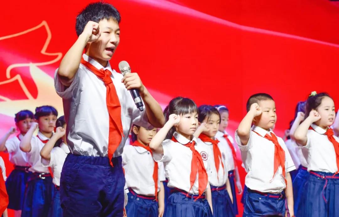 少先队员进行宣誓(央广网发 重庆市巴蜀小学供图)