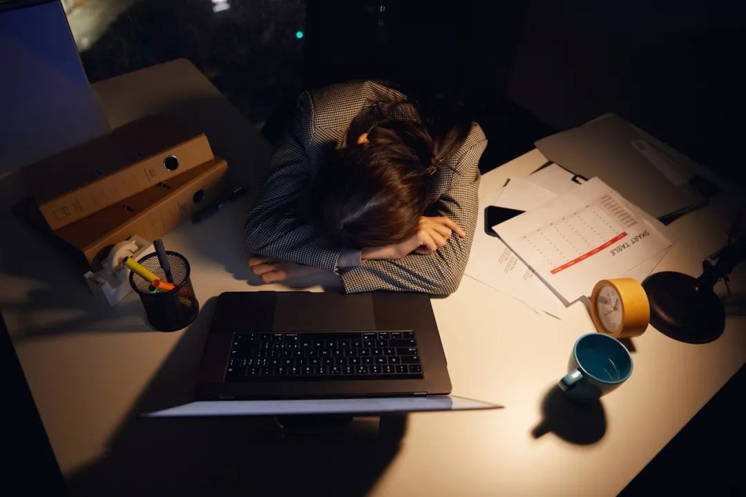 开完会已是晚上,然后开始处理自己的工作……到深夜; 工作做完了,也最