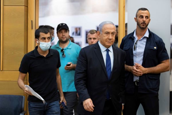 内塔尼亚胡（中）5月30日抵达以色列议会准备发表讲话。（美联社）