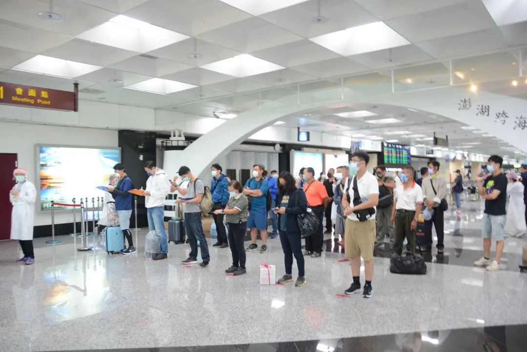 6月1日，抵达澎湖的旅客等待接受检测（台湾《联合报》图）