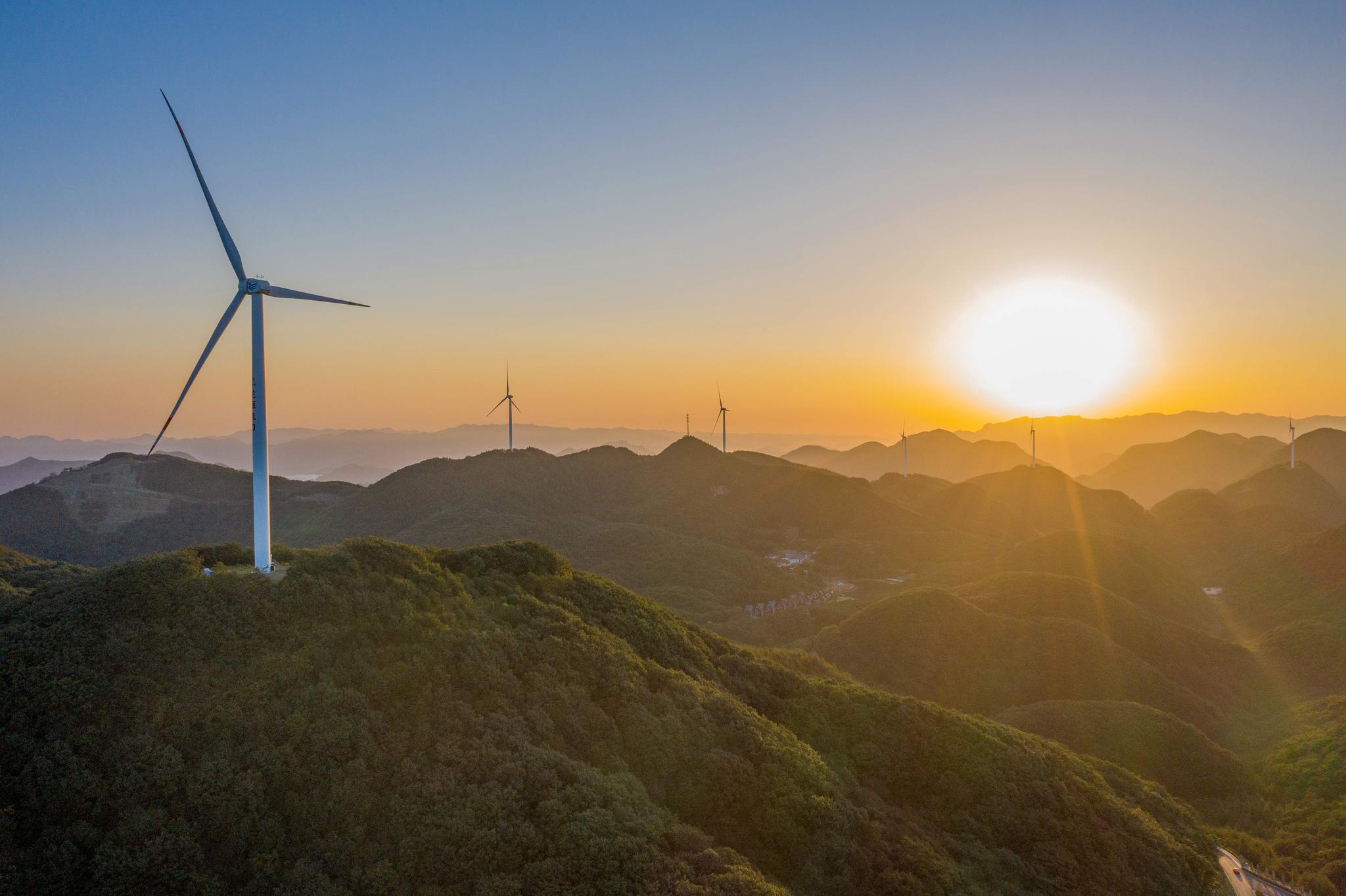 如今,齐岳山风电场已成为当地一道亮丽的风景.