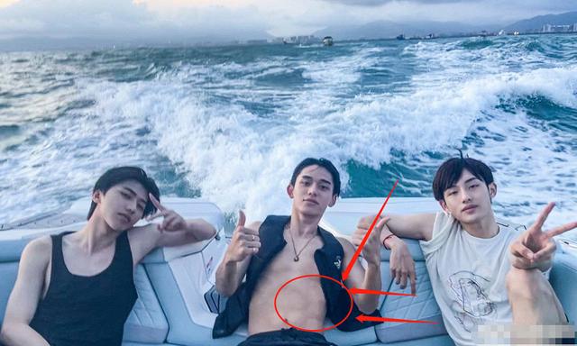 蔡徐坤暖心又严谨晒与黄旭熙的合照细节赢得网友一致好评