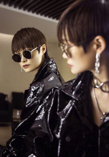 李宇春无价之姐百人舞台齐跳露腰绑带漆皮造型又a又飒