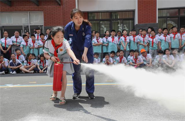 5月31日,兰山区银雀山街道银雀山小学,小学生在消防大队宣讲员的