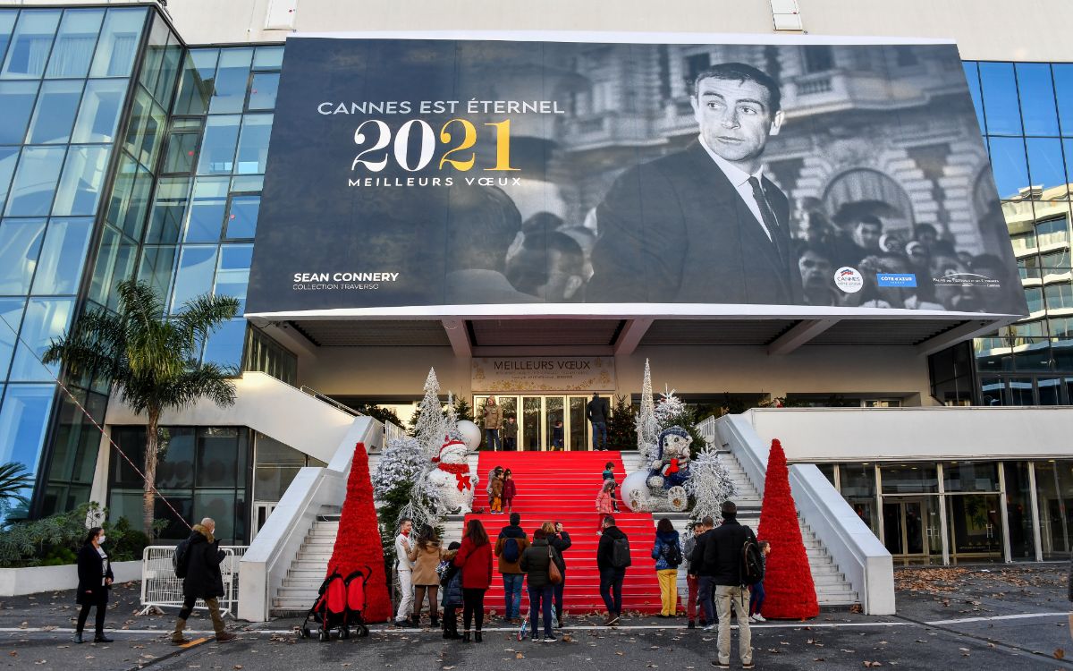 2020年底在戛纳电影宫前挂出巨幅海报，上写“戛纳是永恒的，2021年最美好的祝福”