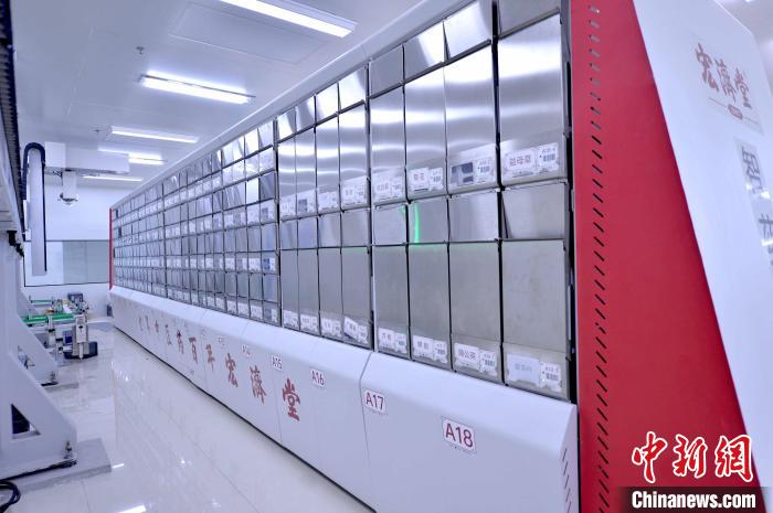 济南通过智慧中药房建设，实现了患者、医疗机构、中医医师、临床药师、中医药产业共同受益。　杜伟 摄