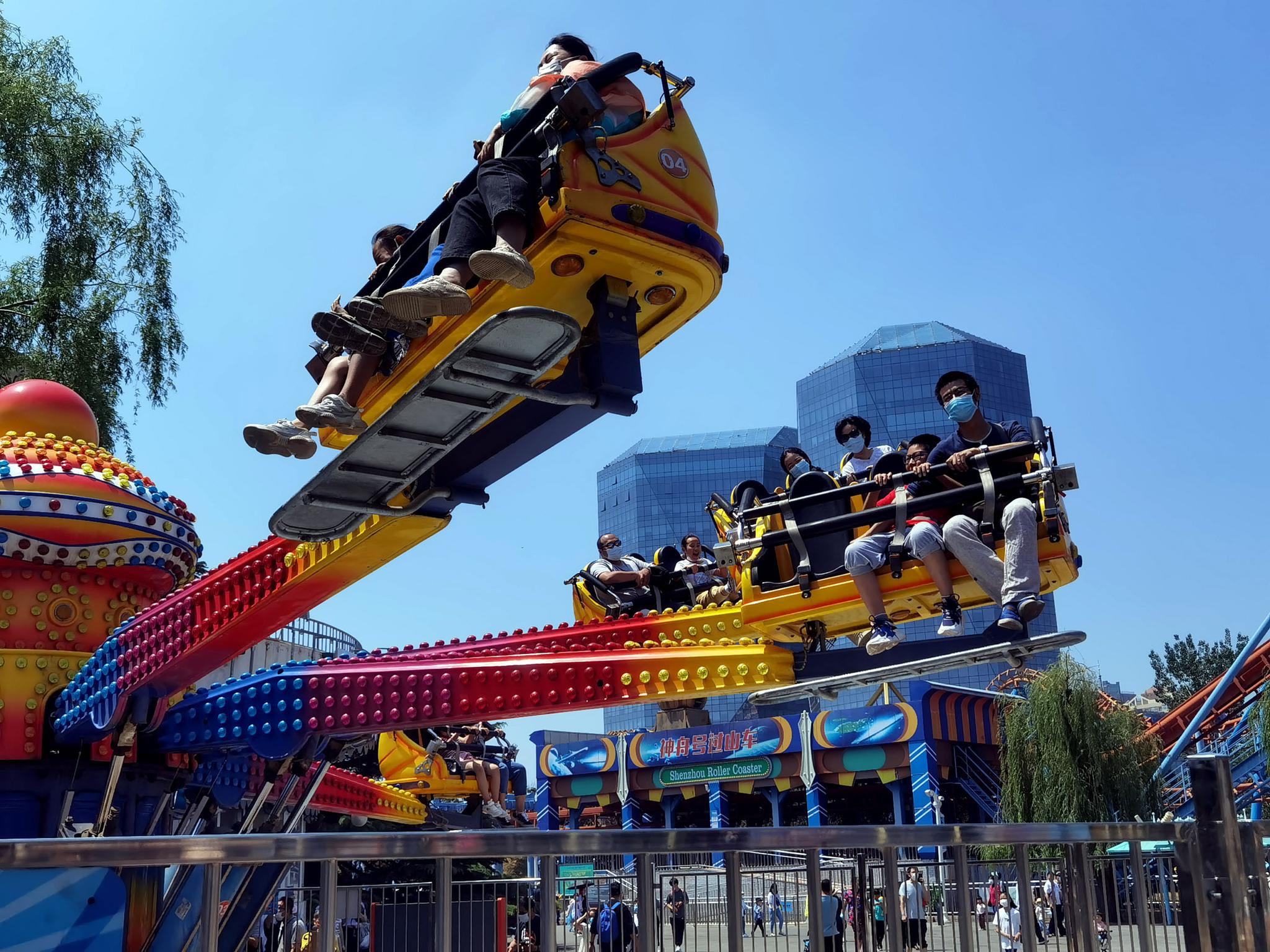 玩嗨了孩子们在石景山游乐园快乐过节