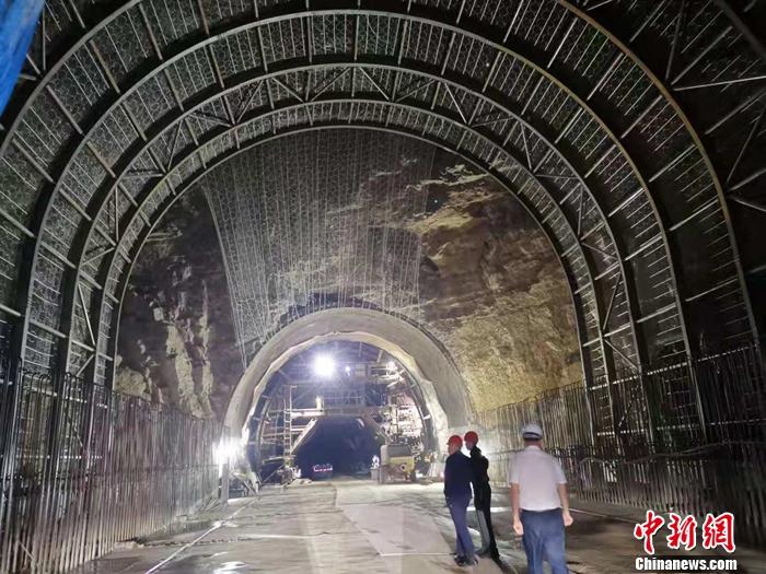 图为老鼻山隧道内为解决大型溶洞设计的拱桥。 中新网记者 谢艺观 摄