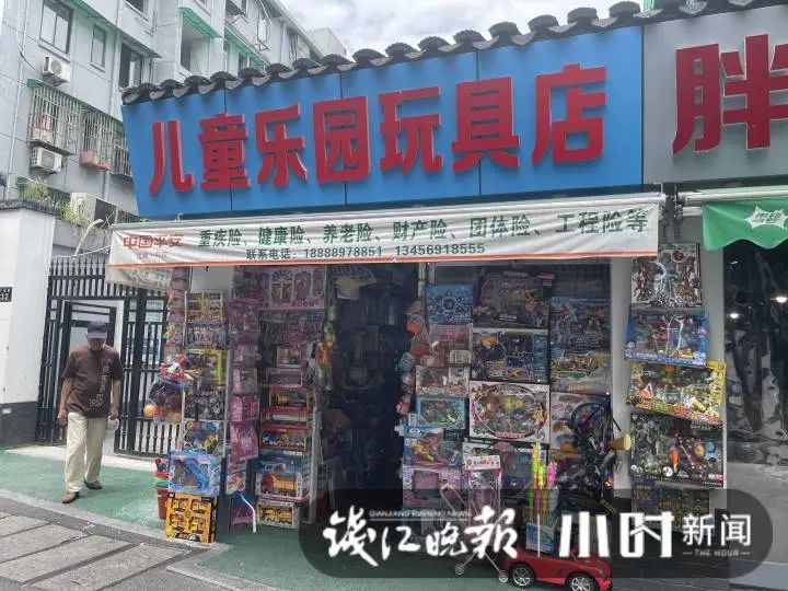 黝黑大叔想买个娃娃!杭城医院旁的玩具店,这些瞬间让人心疼