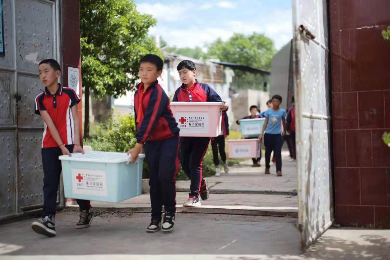 中国红十字基金会向洱源县受灾群众发放赈济家庭箱