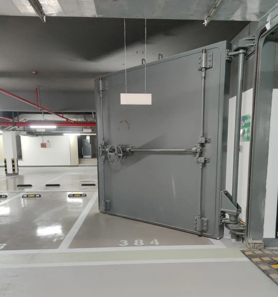 即将交付,杭州一小伙看到买的车位后傻眼了:崩溃啊!|车位|人防门|小伙