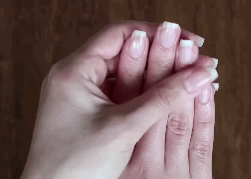 一般到这儿,基础护理就做完了,但指甲格外脆弱的仙女可以再加一步