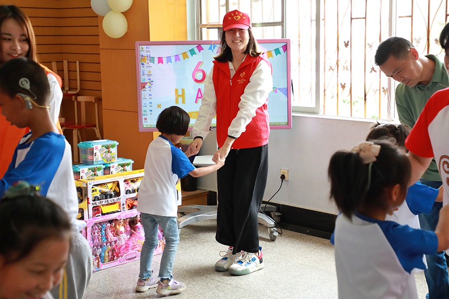 葛洲坝建工:关爱听障儿童 践行公益责任