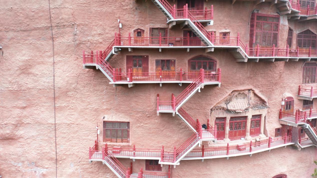 麦积山石窟开凿在悬崖绝壁上,犹如一座座蜂巢.