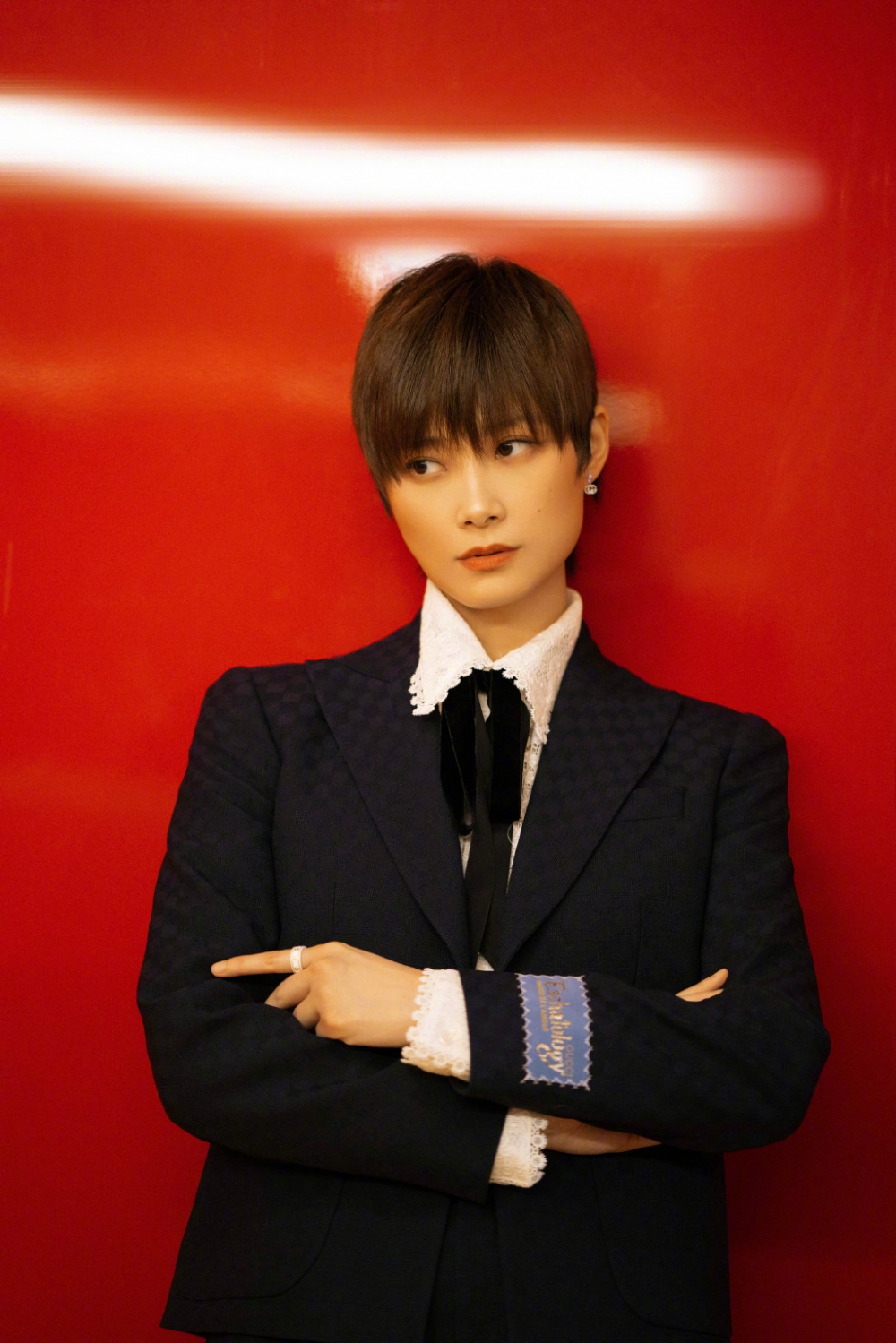 上游时尚|李宇春暗纹西装配短裤,刚柔并济的时尚魅力