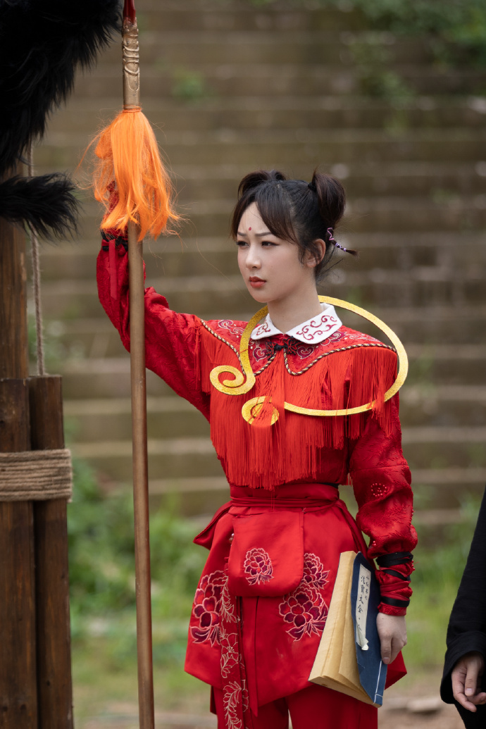 杨紫cos红孩儿灵气十足 手拿红缨枪很俏皮|萌探探探案|杨紫_新浪新闻