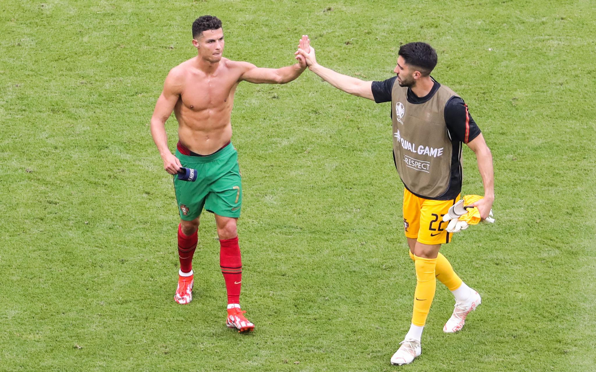 从排骨少年到精壮大叔，C罗身材上热搜不是玩梗休闲区蓝鸢梦想 - Www.slyday.coM