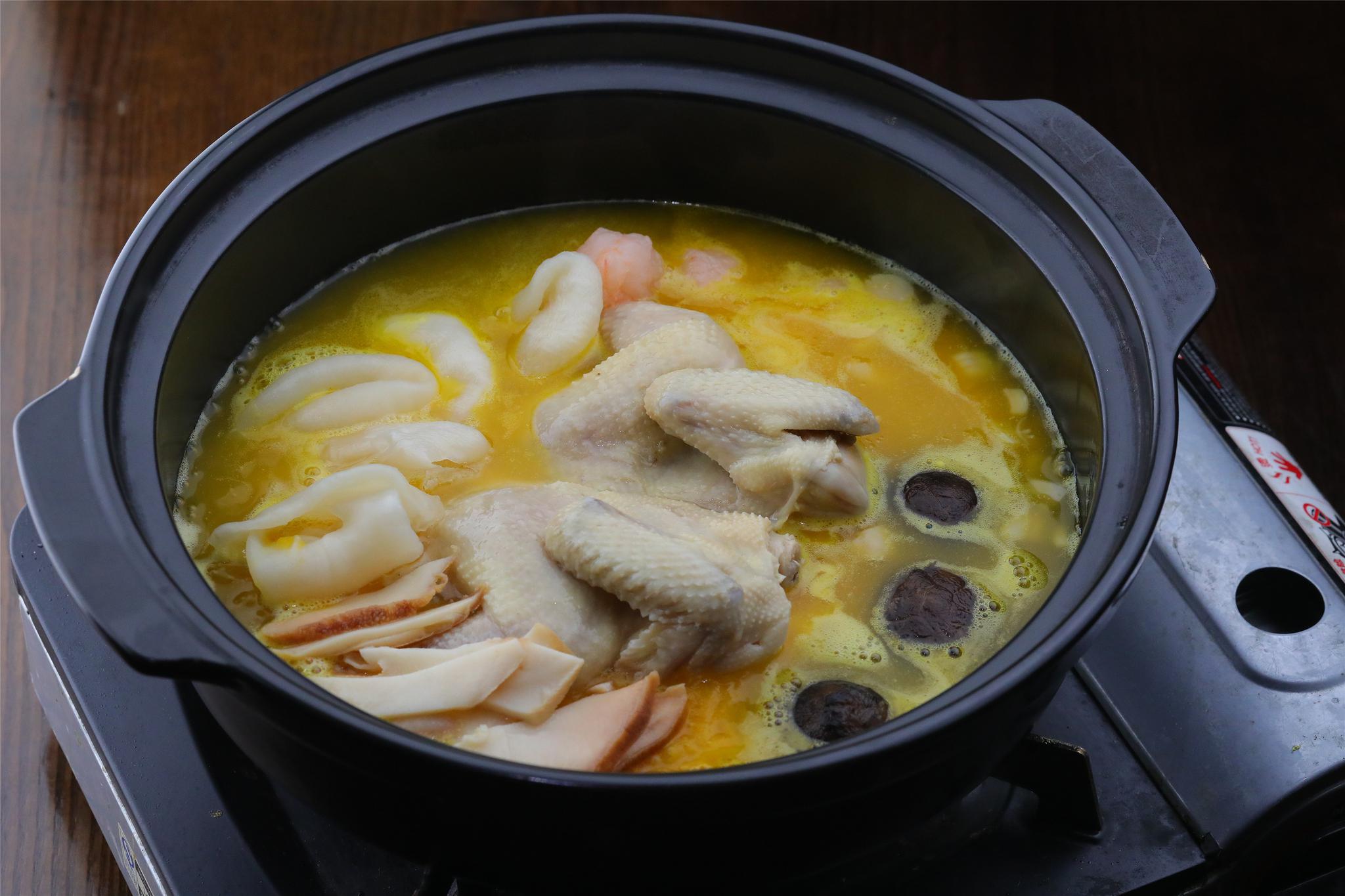 黄焖椰子花胶鸡煲