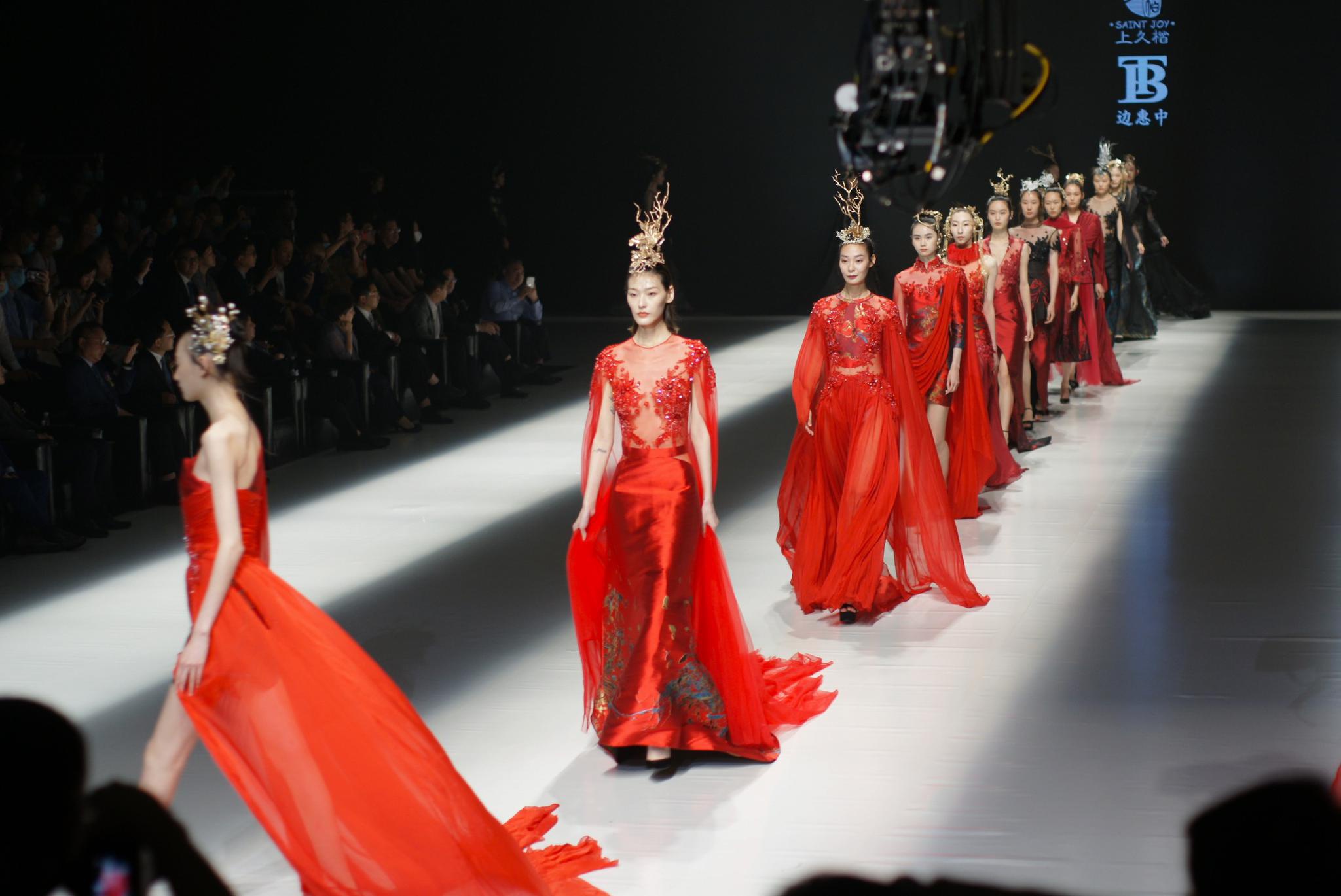 bt&上久楷·边惠中发布会现场他说:"求学时候我就知道宋锦,但直到去年