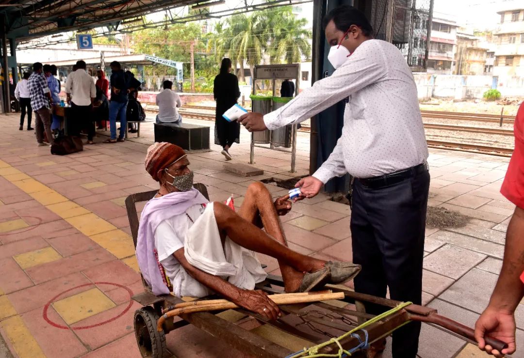 当地时间2021年5月31日，印度孟买，医护人员对乘客进行新冠病毒检测。/IC photo