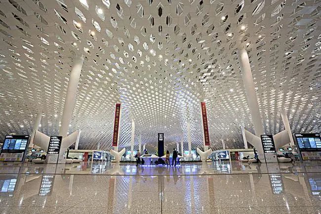 63架航班取消多小区封闭进航站楼需持48小时核酸检测