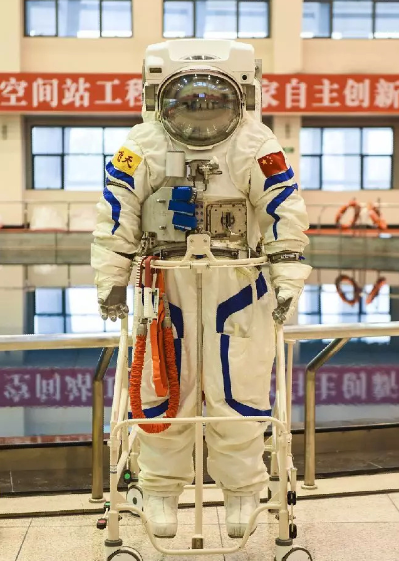 神舟十二号出舱服支持工作 6-8 小时,材质更柔软