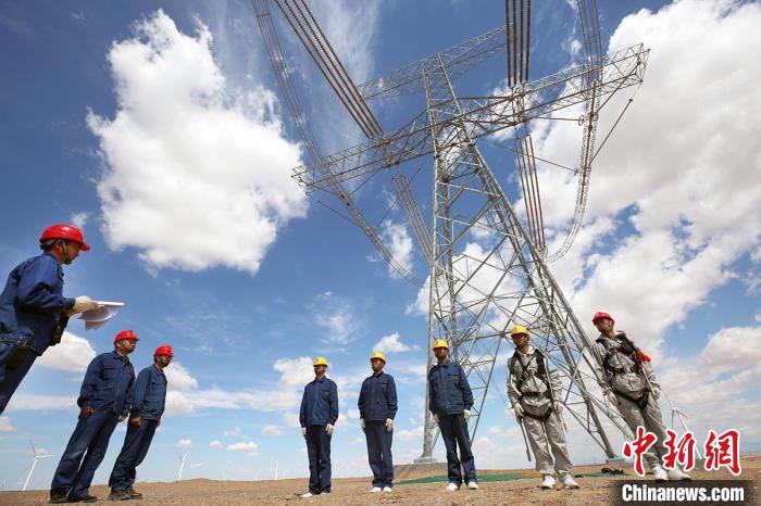 国网新疆电力有限公司带电作业人员正在登塔。　张利民 摄