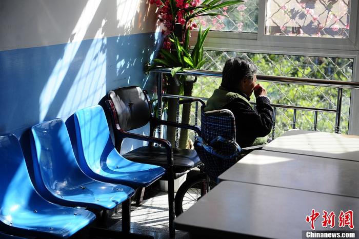 资料图：在北京市郊区一家专业收治阿尔茨海默病的专科医院，一位患有该病症的老人正在轮椅上晒太阳。中新社发 崔楠 摄