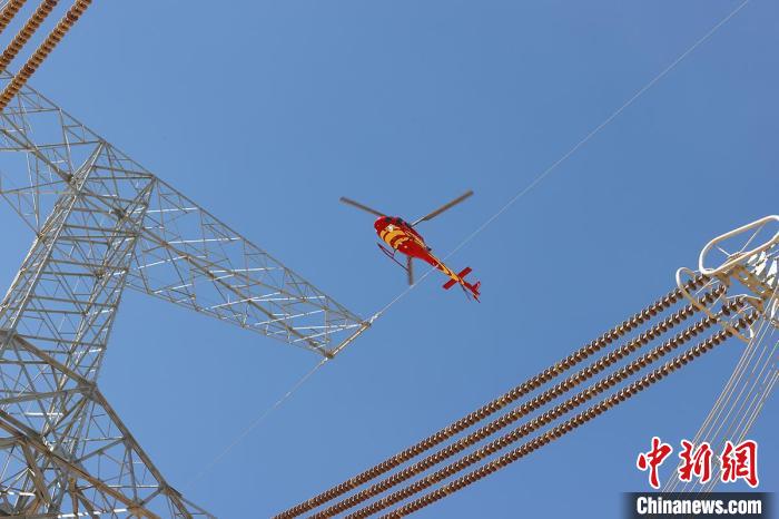 国网新疆电力有限公司通过直升机巡视线路。　张利民 摄