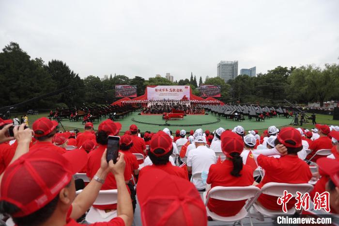 庆祝中国共产党成立100周年，百架钢琴大型户外交响合唱音乐会在上海举行。　张亨伟 摄