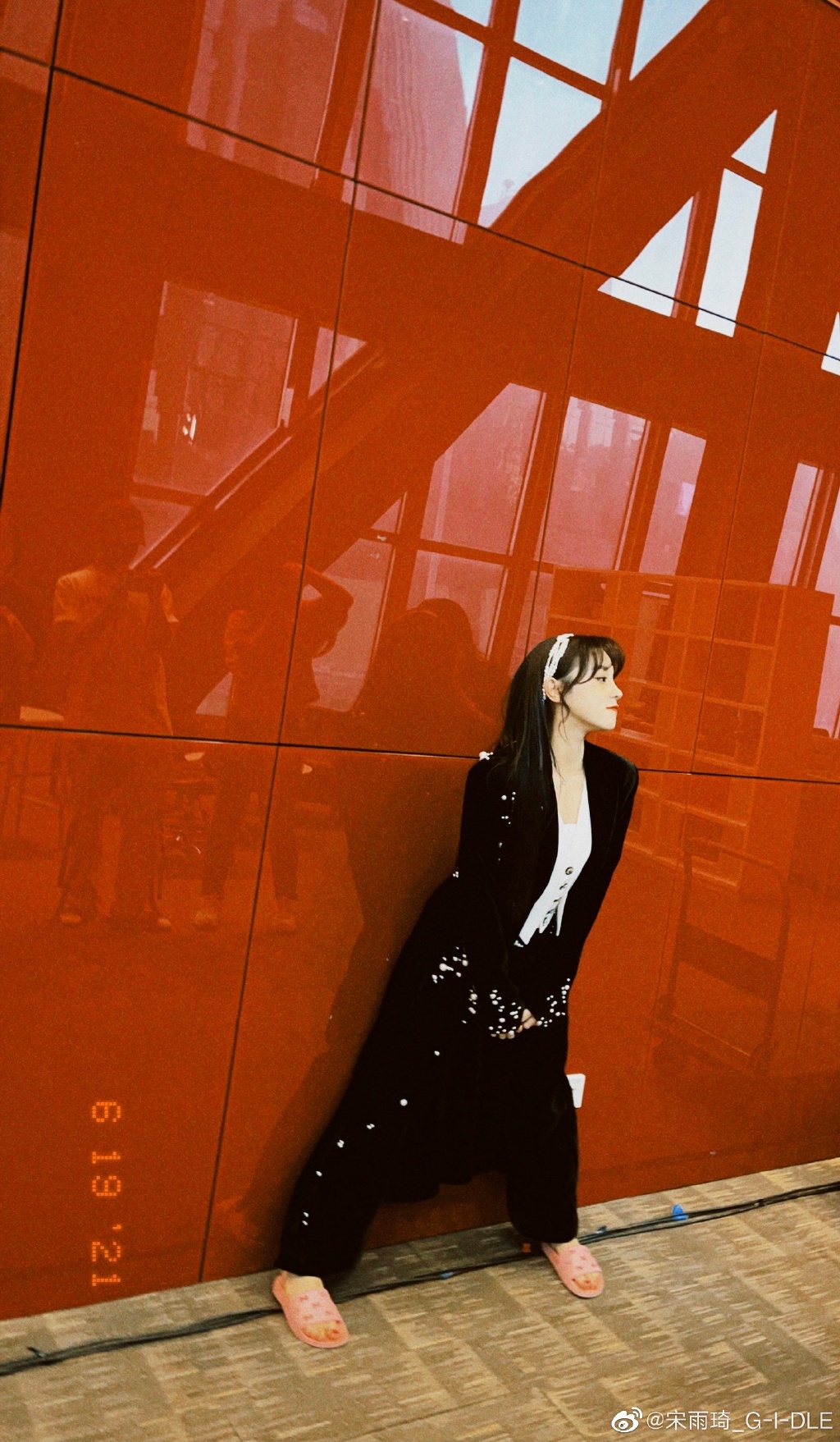 宋雨琦晒虚焦九宫格打扮甜酷姿势很放飞