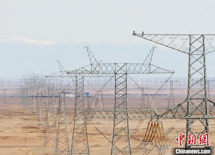 位于新疆哈密的±1100千伏昌吉－古泉特高压直流输电线路。　张利民 摄