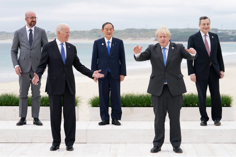美国总统拜登、英国首相约翰逊、欧洲理事会主席查尔斯米歇尔、日本首相菅义伟和意大利首相马里奥德拉吉于 2021 年 6 月 11 日在英国康沃尔举行的 G7 峰会期间合影（图源：路透社）