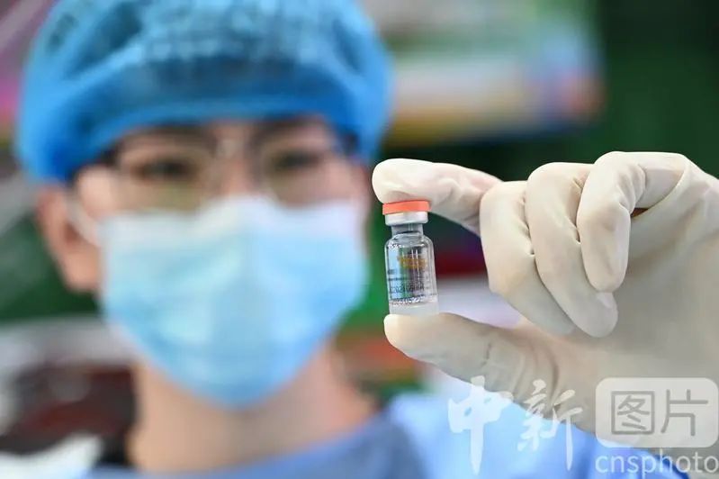 🔹6月19日，内蒙古呼和浩特市一新冠疫苗接种点，工作人员展示新冠疫苗。   中新社记者 刘文华 摄