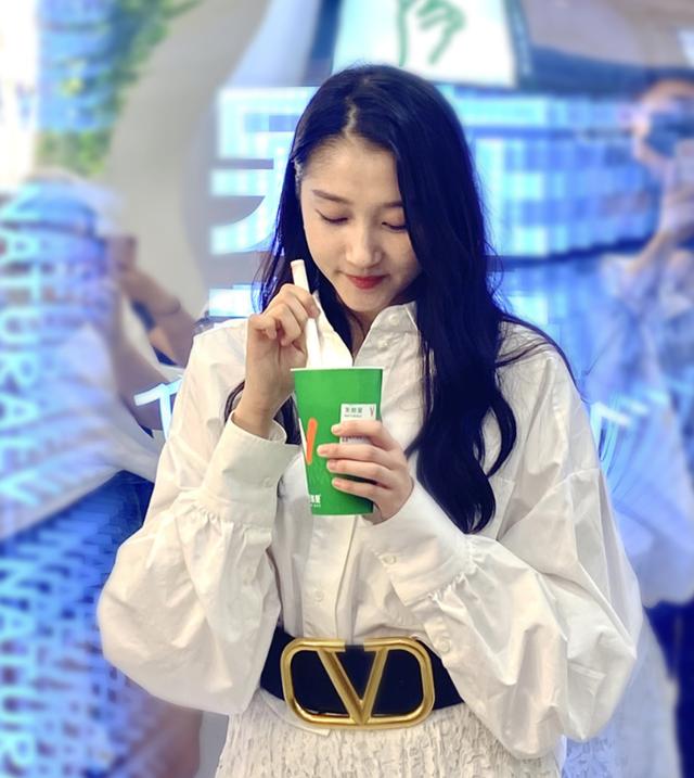 关晓彤现身自家奶茶店被拍穿搭被嘲太土青簪锁三千值得看