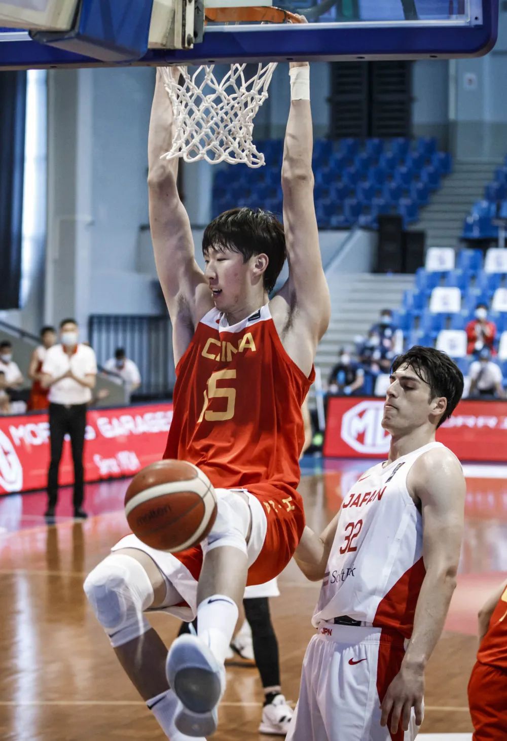 6月19日,中国队球员周琦(左)在比赛中扣篮.新华社发国际篮联供图