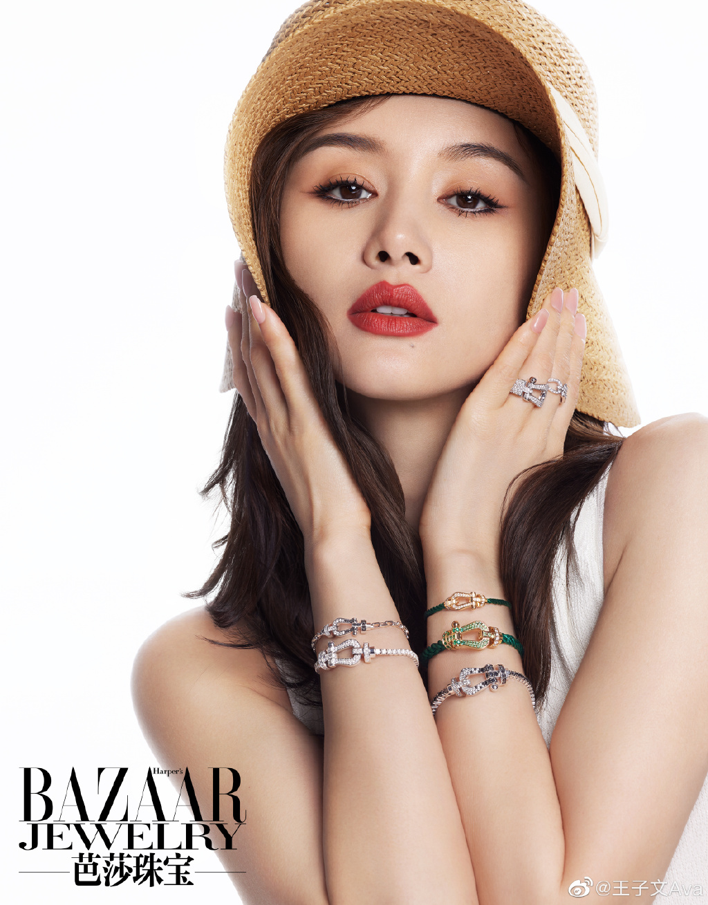 王子文晒度假风情时装大片 浓妆艳抹肩颈线条优越