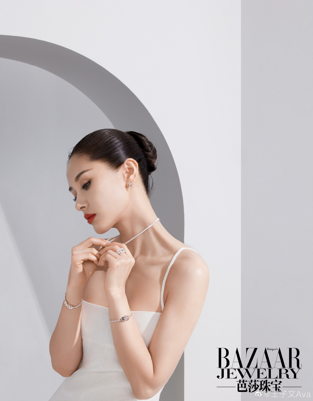 王子文晒度假风情时装大片 浓妆艳抹肩颈线条优越