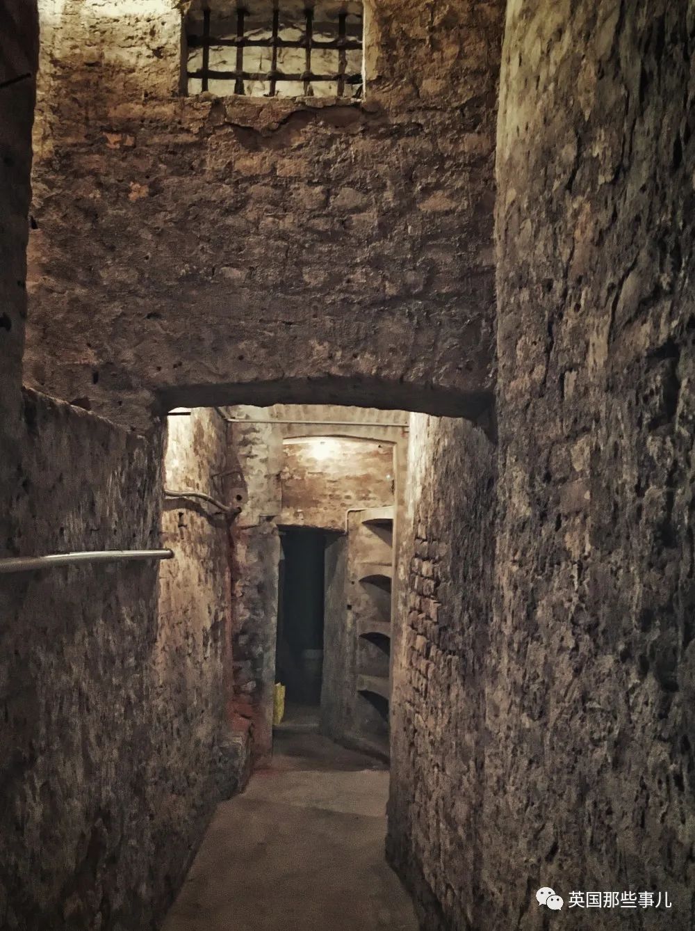 以及,地牢和密道…甚至,城堡还有自己的教堂.卧室图书馆…音乐厅.