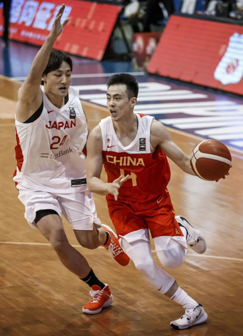 ▲6月19日，中国队球员赵继伟（右）在比赛中突破。新华社发国际篮联供图