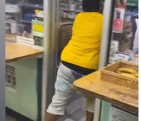 美国黑人女子挑衅亚裔店员!