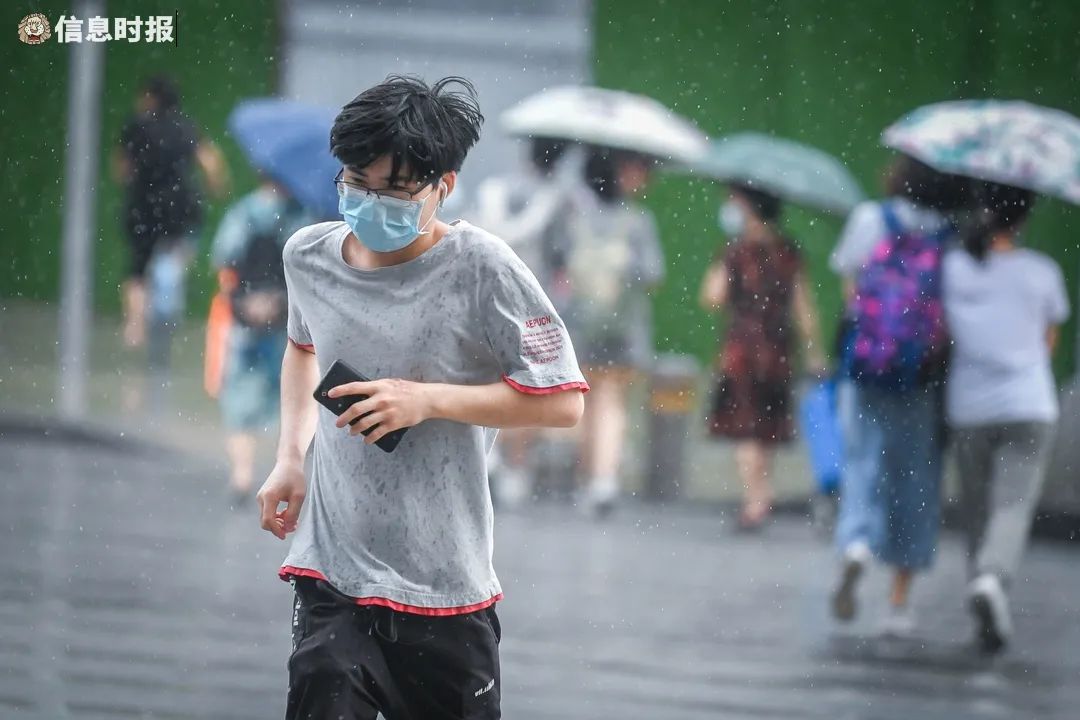 解放中路与大德路交界,没带雨伞的市民在雨中奔跑.