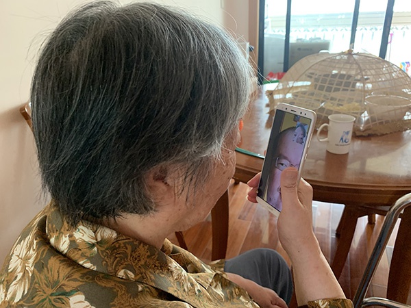 冯锦源会随时与奶奶用微信视频聊天，主要是为了照顾腿脚不便、视力不好的奶奶。