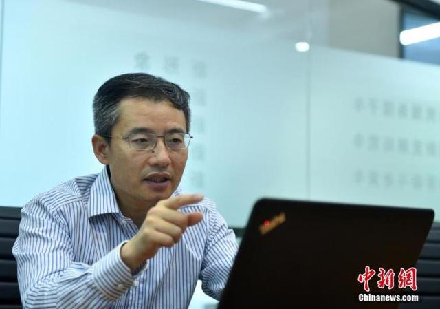 图为6月18日,中国雄安集团数字城市科技有限公司总经理王臻介绍“区块链 数字人民币”的应用场景。 中新社记者 韩冰 摄