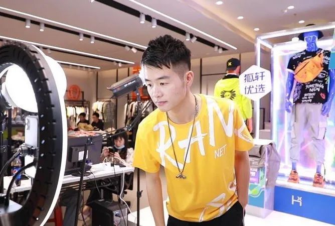 他们在直播间卖衣服找到人生下一个秀场