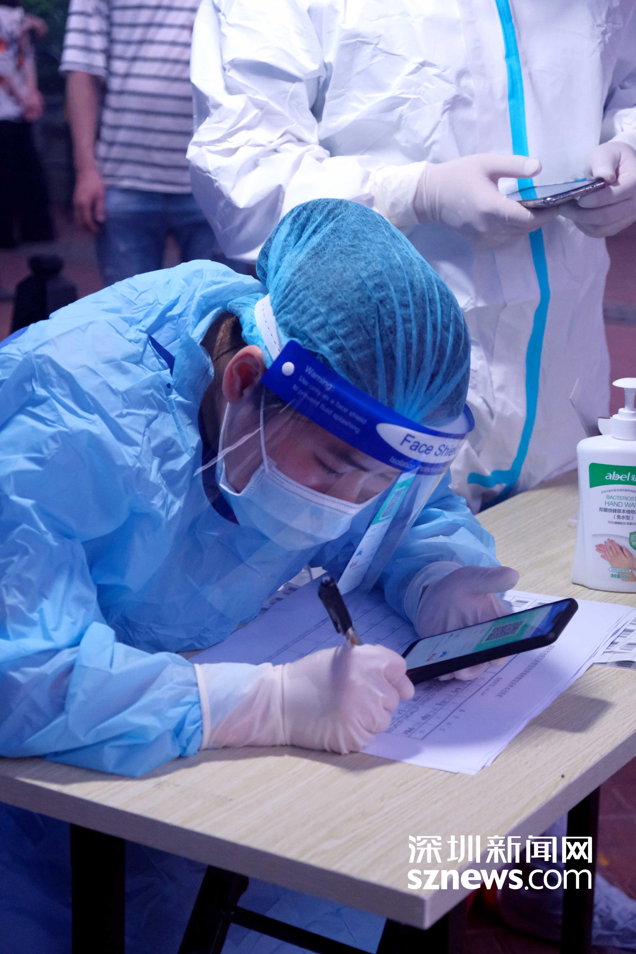 光明区医护人员火速集结 有序开展核酸采样工作