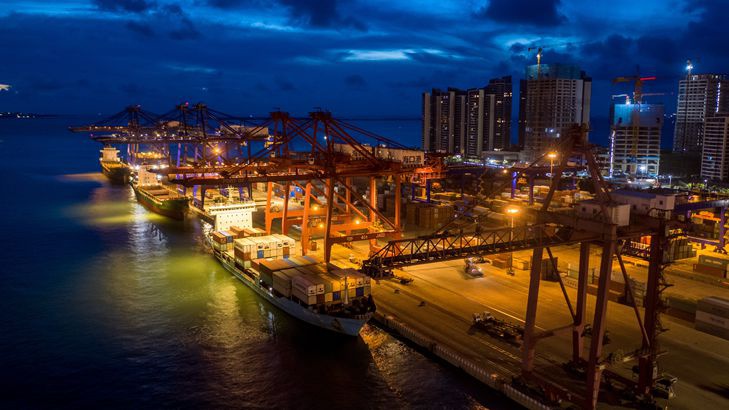 资料图:6月10日,夜幕降临,忙碌的海口港.