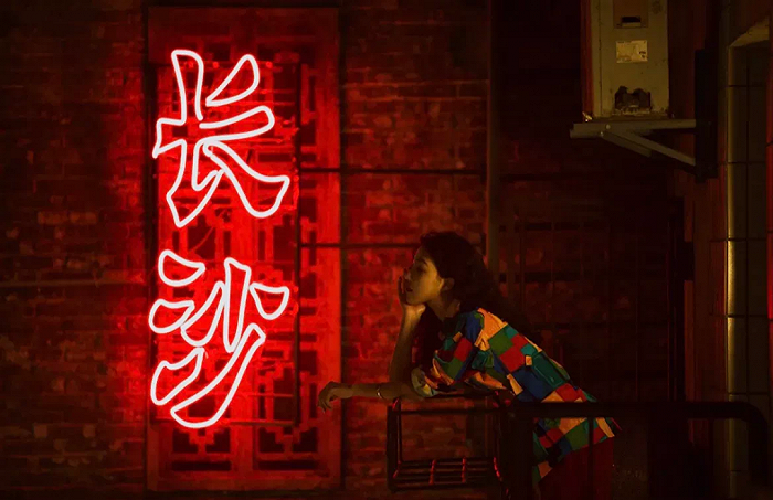 游客在长沙超级文和友拍照打卡，图源其官方微信公众号