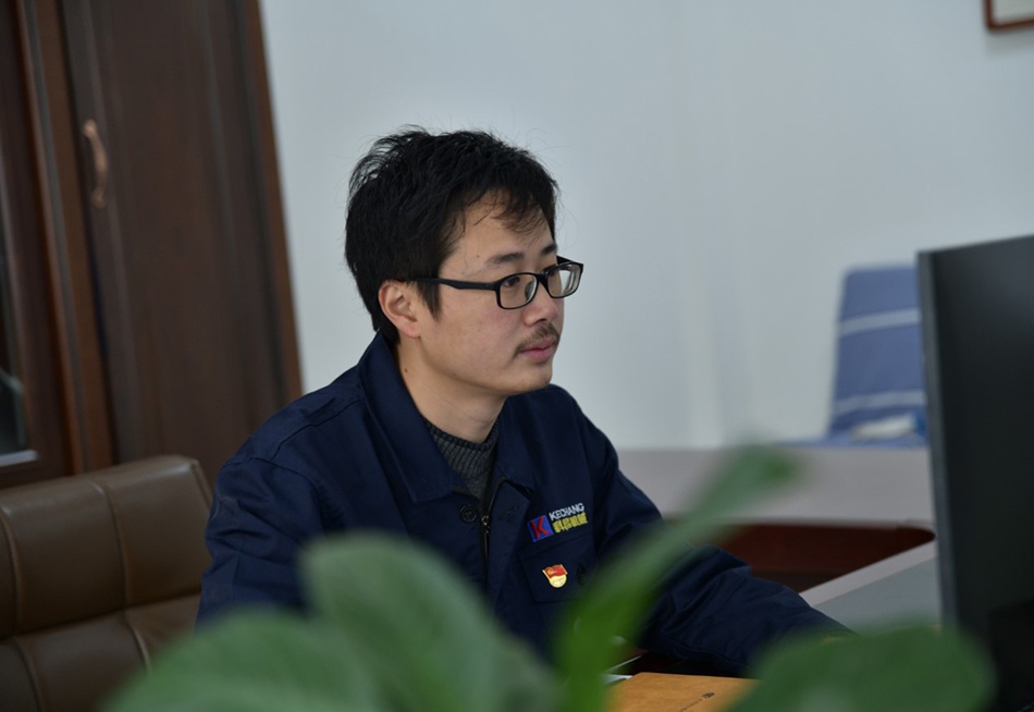 初心之路全国劳模梅志平精益求精12年匠心创佳绩