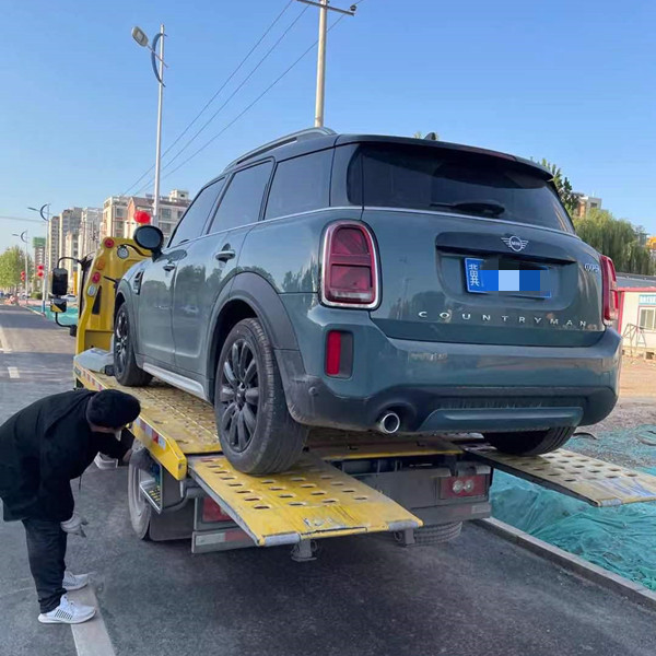 王女士赶紧联系4s店救援,这辆刚刚因为托底维修好的宝马mini又再次